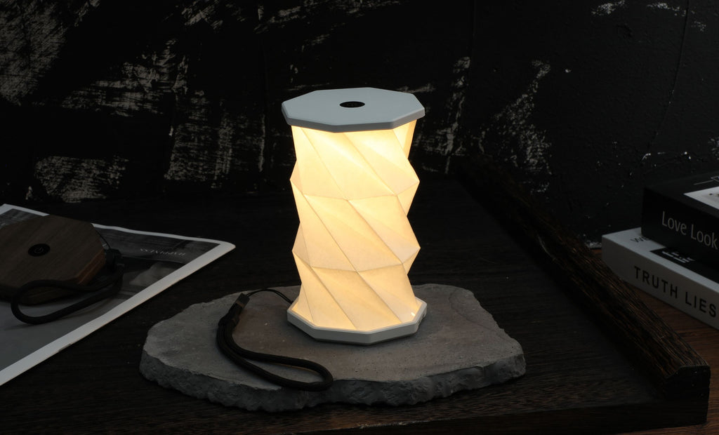 Mini Hexagon Twist Lampe – Elegantes LED-Design aus Massivholz