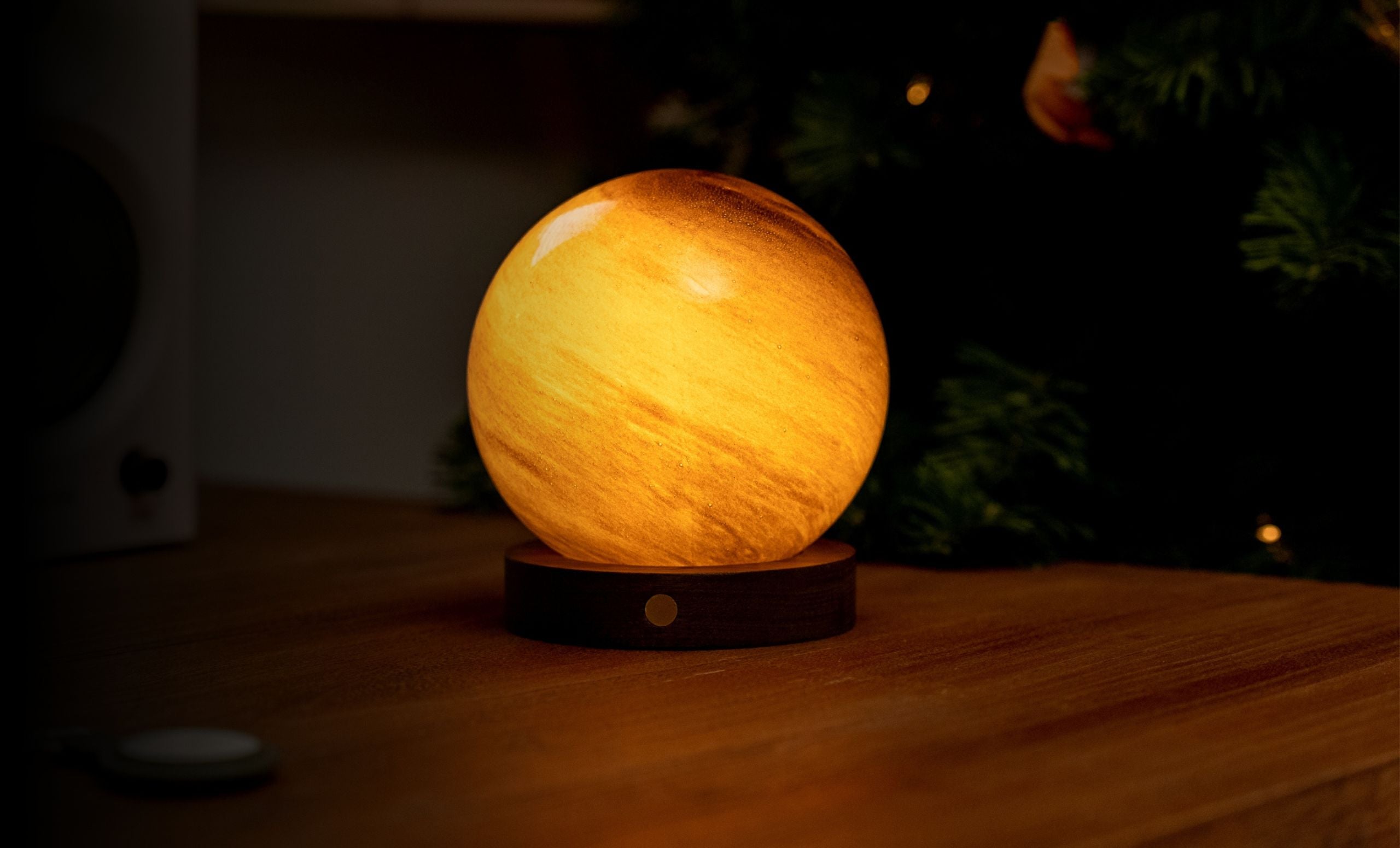 Gingko Design AstraGlass Light – LED bordlampe i håndmalet glas