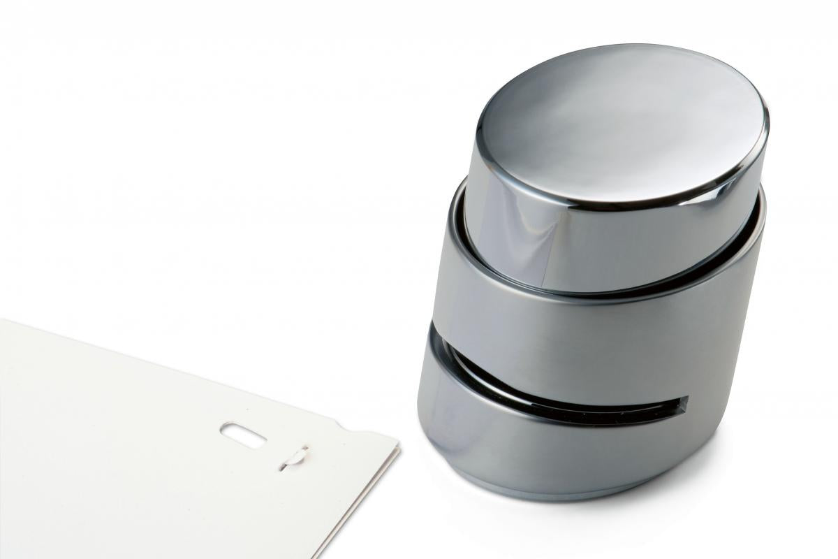 Klammerloser Hefter „Push“ aus Chrom – klammern ohne Klammern