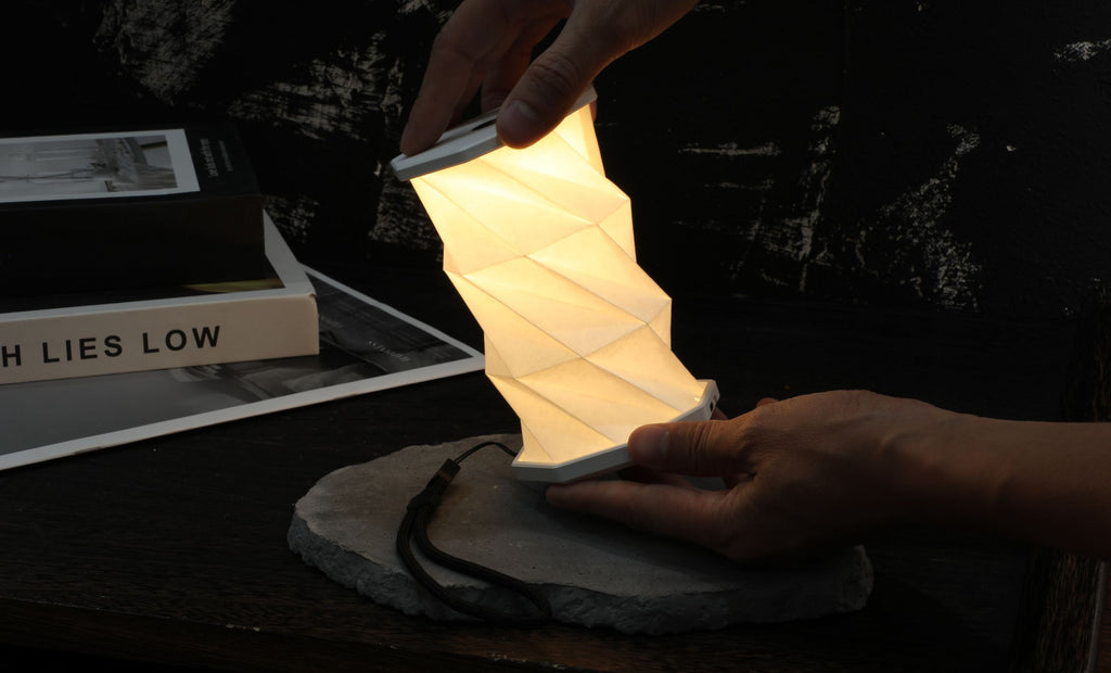 Mini Hexagon Twist Lampe – Elegantes LED-Design aus Massivholz