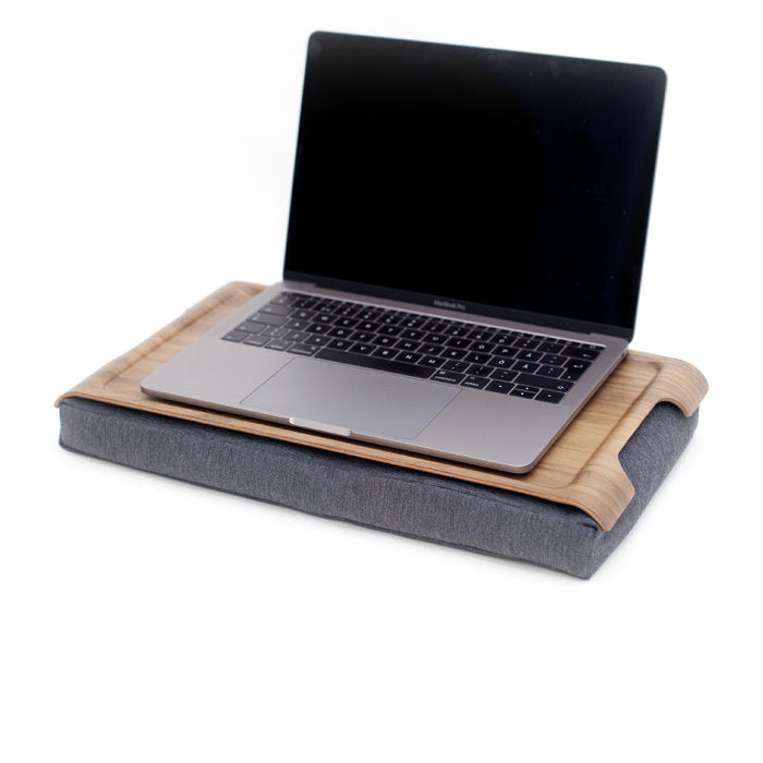 Laptray Mini – Rutschfestes Tablett aus Walnussholz mit Kissen (Salz/Pfeffer) – Klein