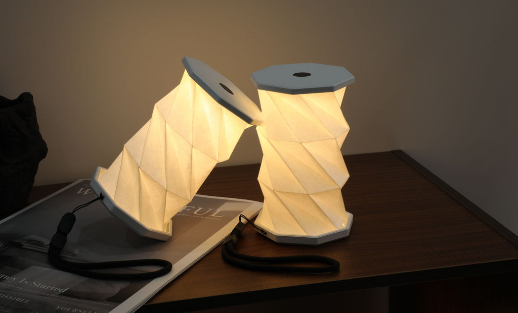 Mini Hexagon Twist Lampe – Elegantes LED-Design aus Massivholz