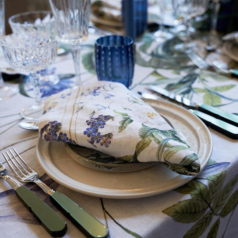 Dug - Koustrup & co. - Blue Flower Garden - 145x220cm - 100% hør - Design Jim Lyngvild