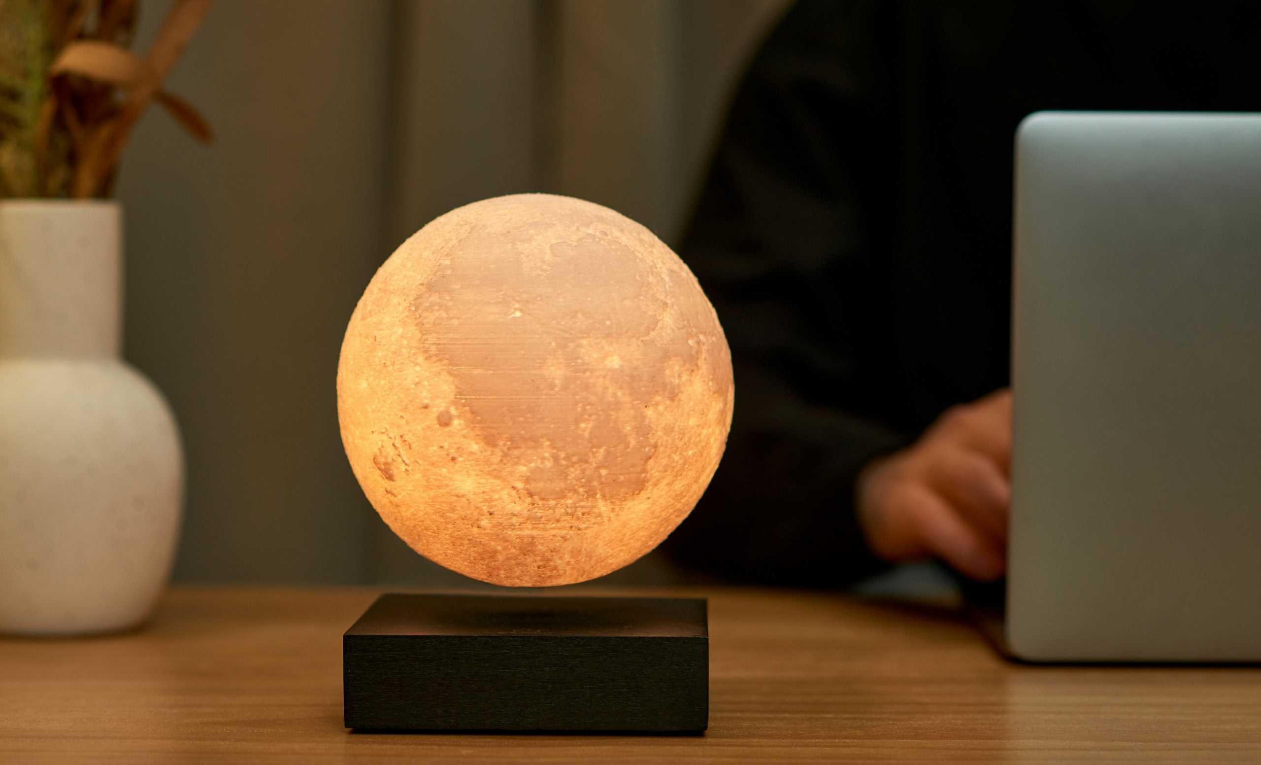 Gingko Design  - Smart Moon Lamp