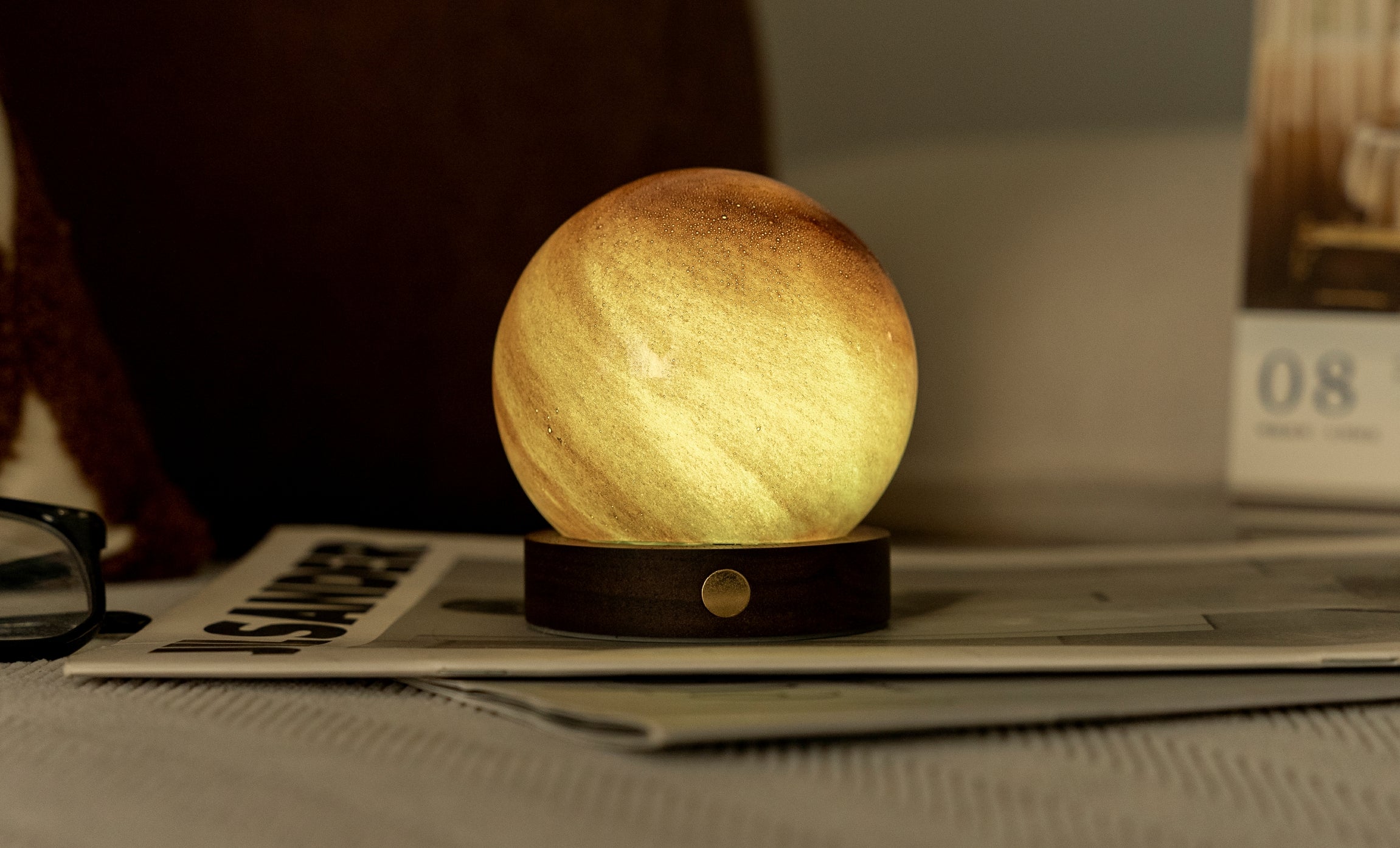 Gingko Design AstraGlass Light – LED bordlampe i håndmalet glas