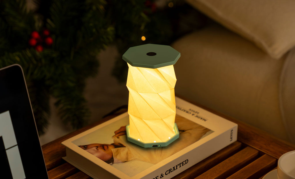 Mini Hexagon Twist Lampe – Elegantes LED-Design aus Massivholz