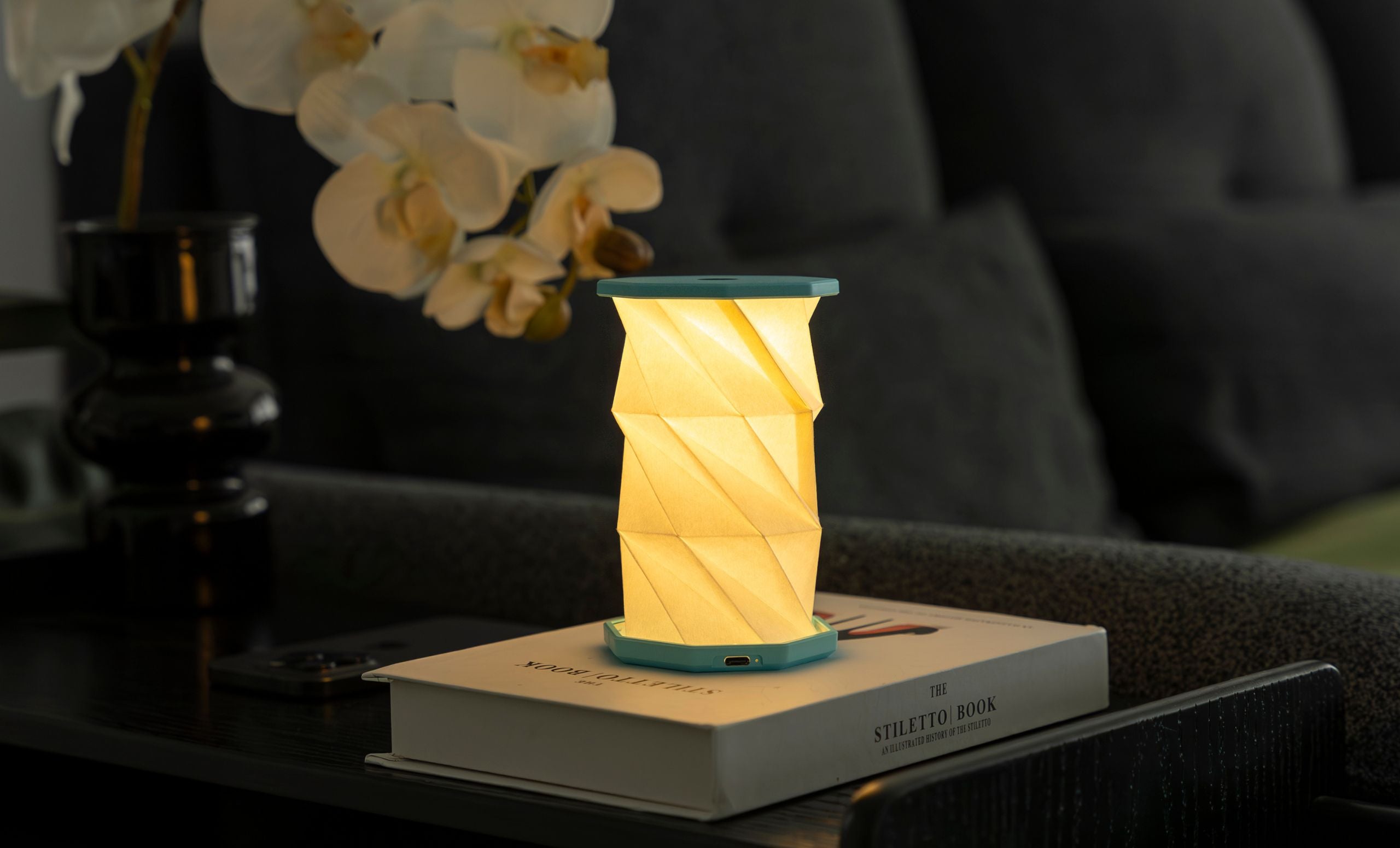 Mini Hexagon Twist Lamp – Elegant LED Design in Solid Wood