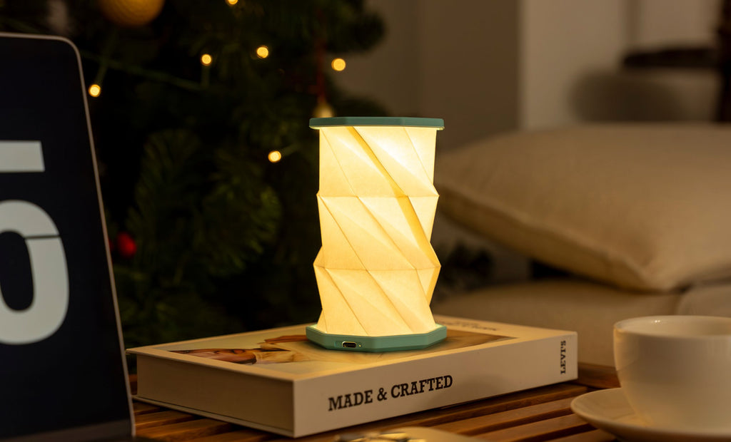 Mini Hexagon Twist Lampe – Elegantes LED-Design aus Massivholz