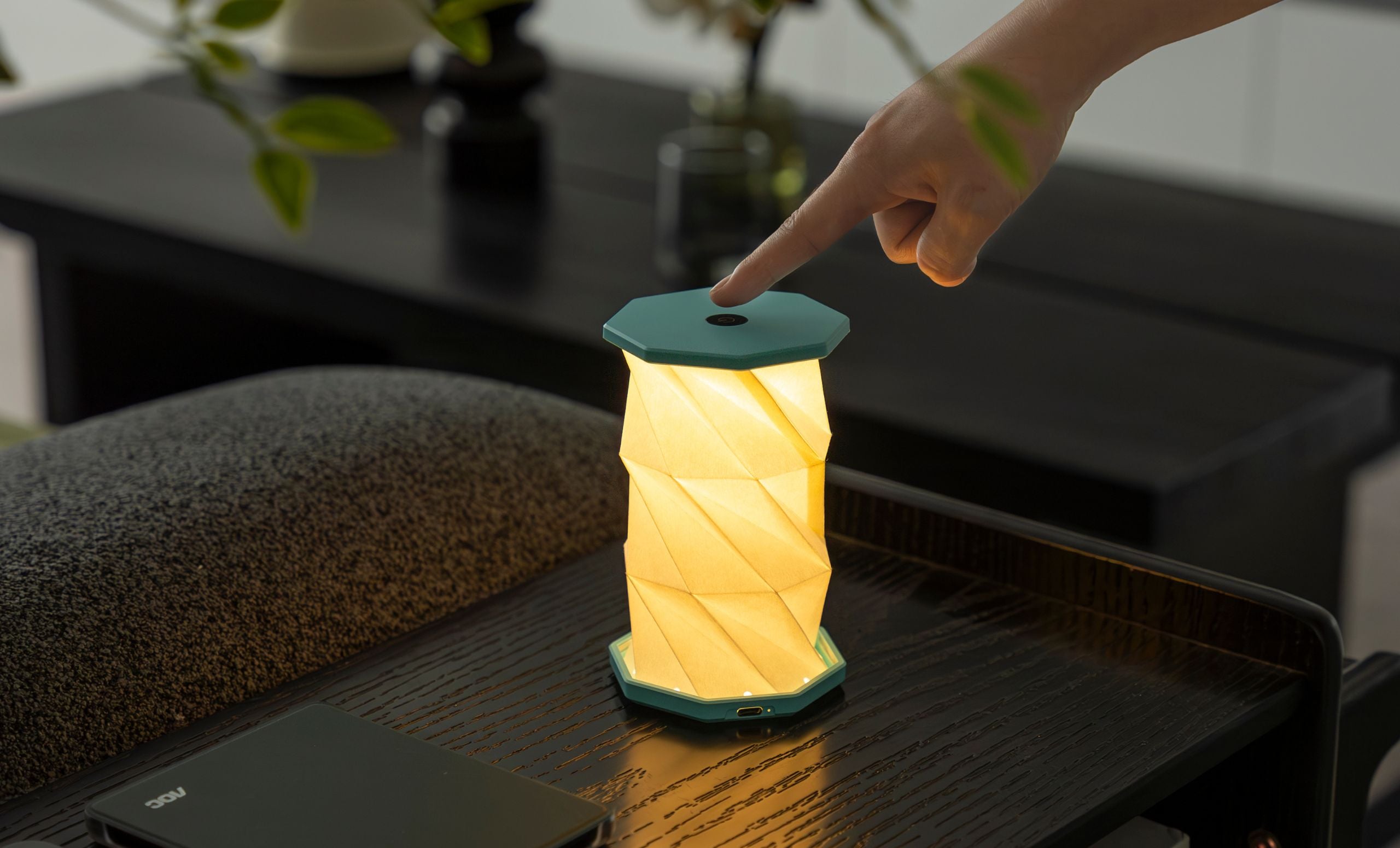 Mini Hexagon Twist Lamp – Elegant LED Design in Solid Wood