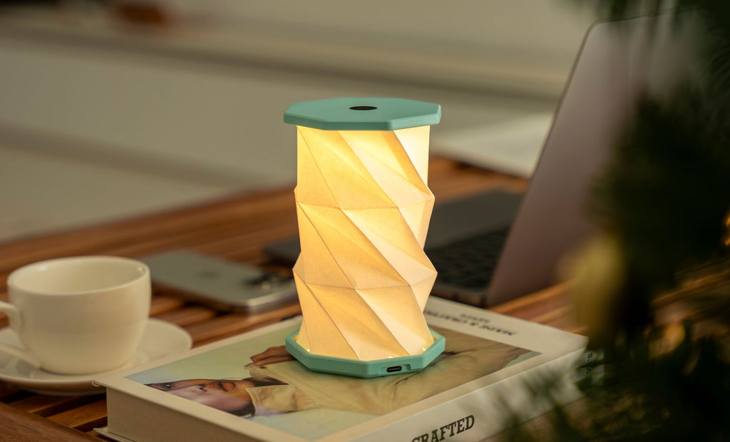 Mini Hexagon Twist Lampe – Elegantes LED-Design aus Massivholz