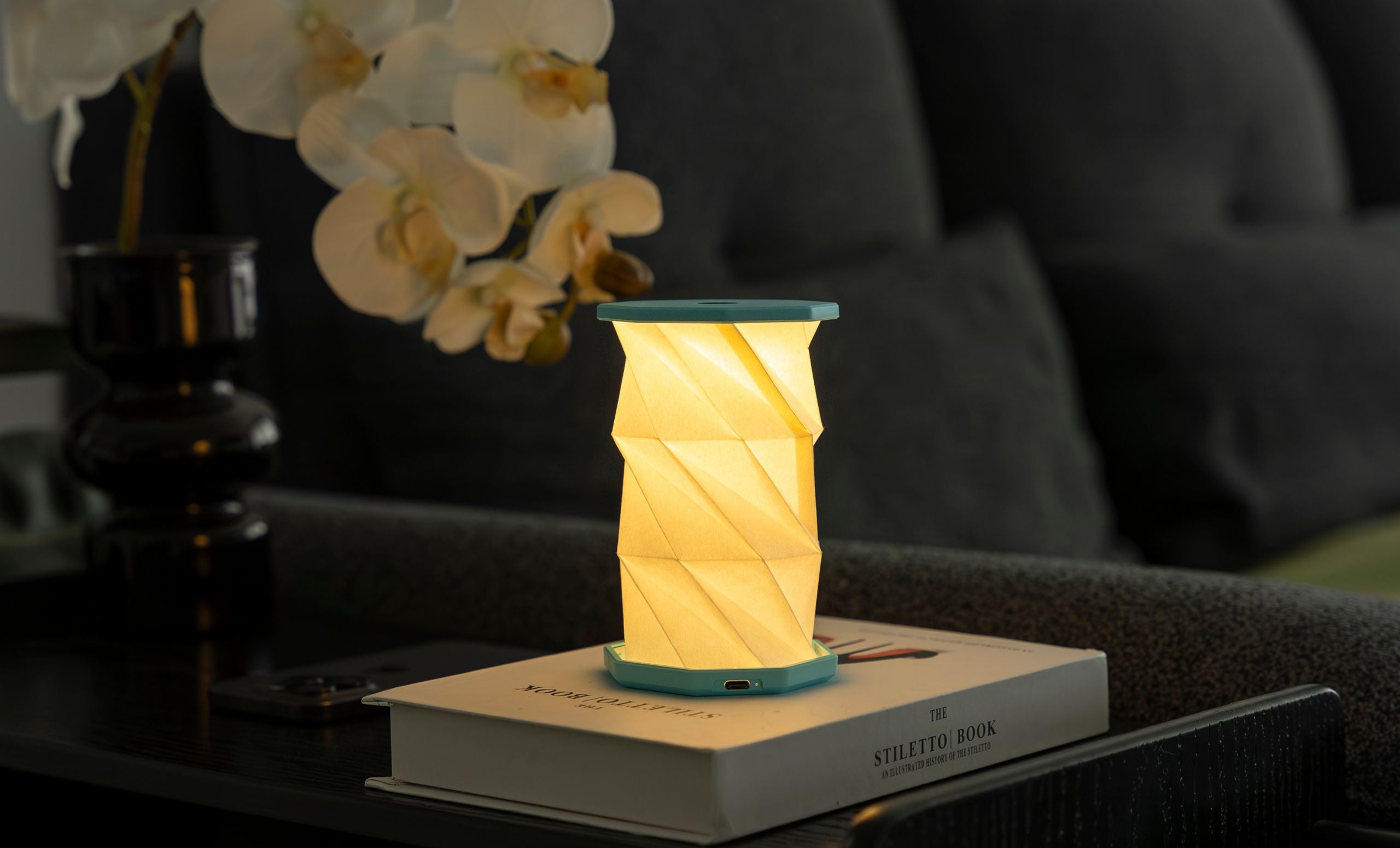 Mini Hexagon Twist Lamp – Elegant LED Design in Solid Wood