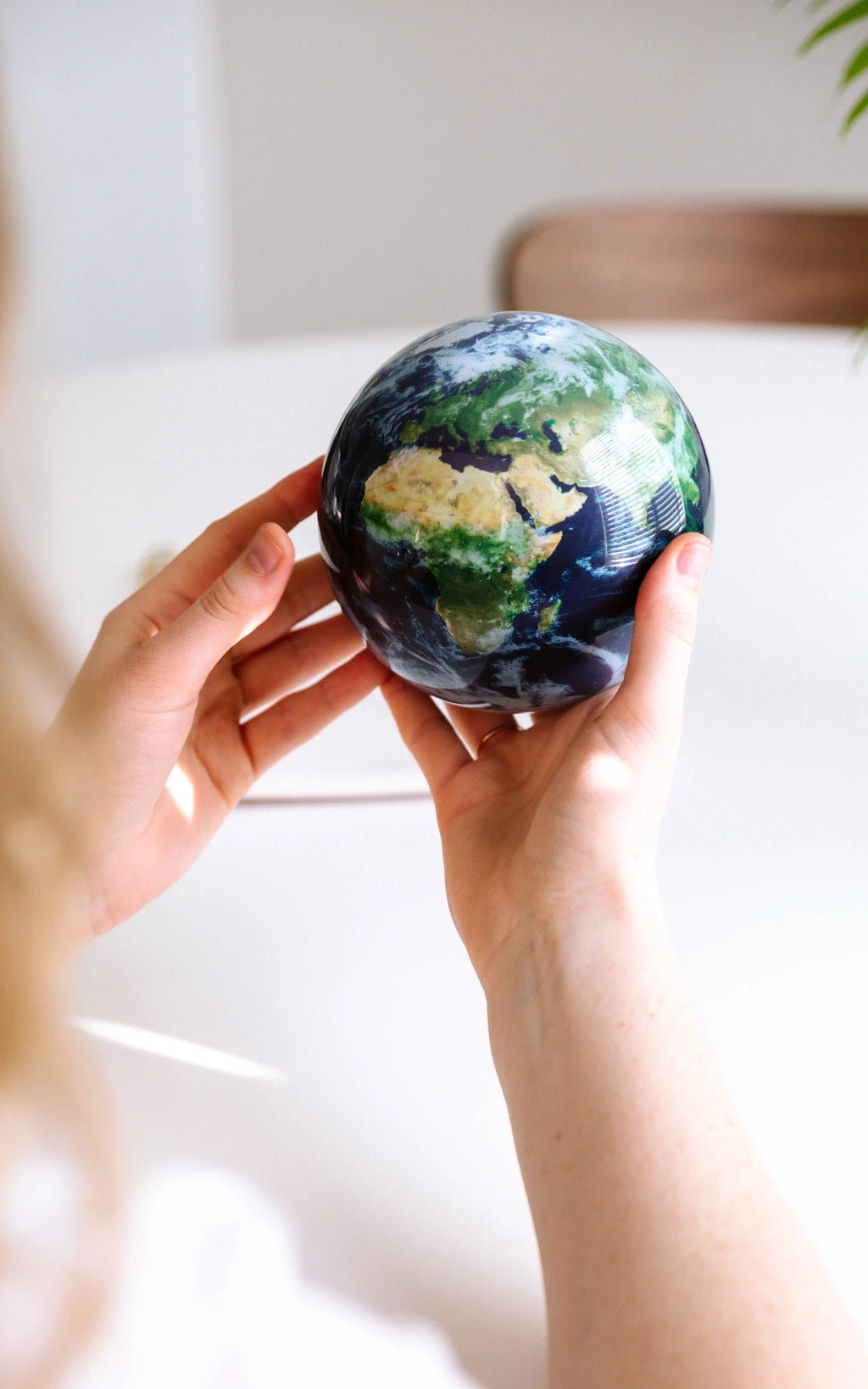 MOVA Globe - Rotierender Globus, angetrieben durch Solarzellen - Erde mit Wolken
