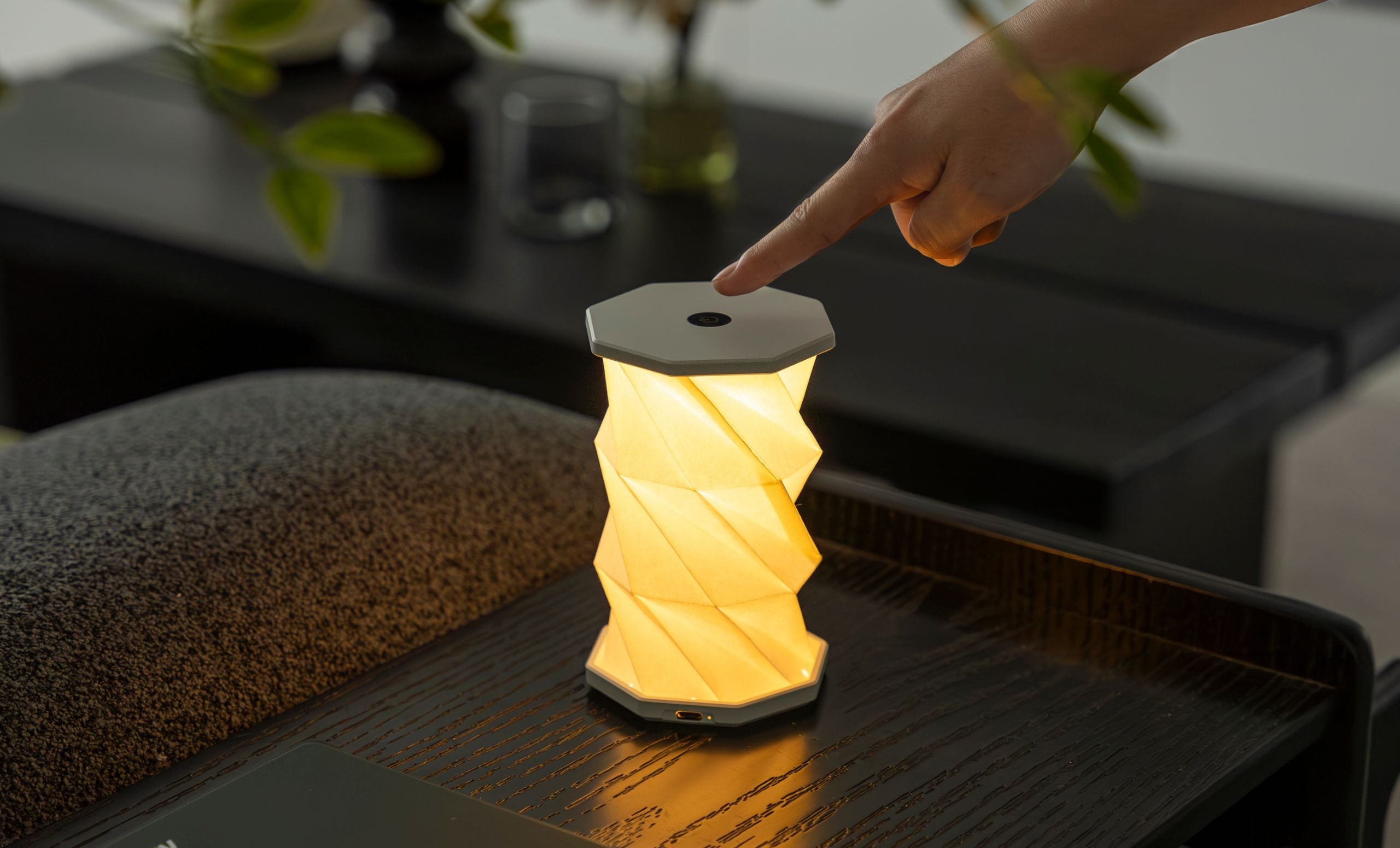 Mini Hexagon Twist Lampe – Elegantes LED-Design aus Massivholz