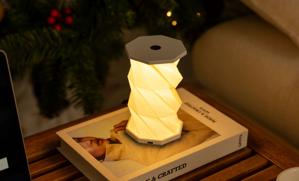 Mini Hexagon Twist Lampe – Elegantes LED-Design aus Massivholz