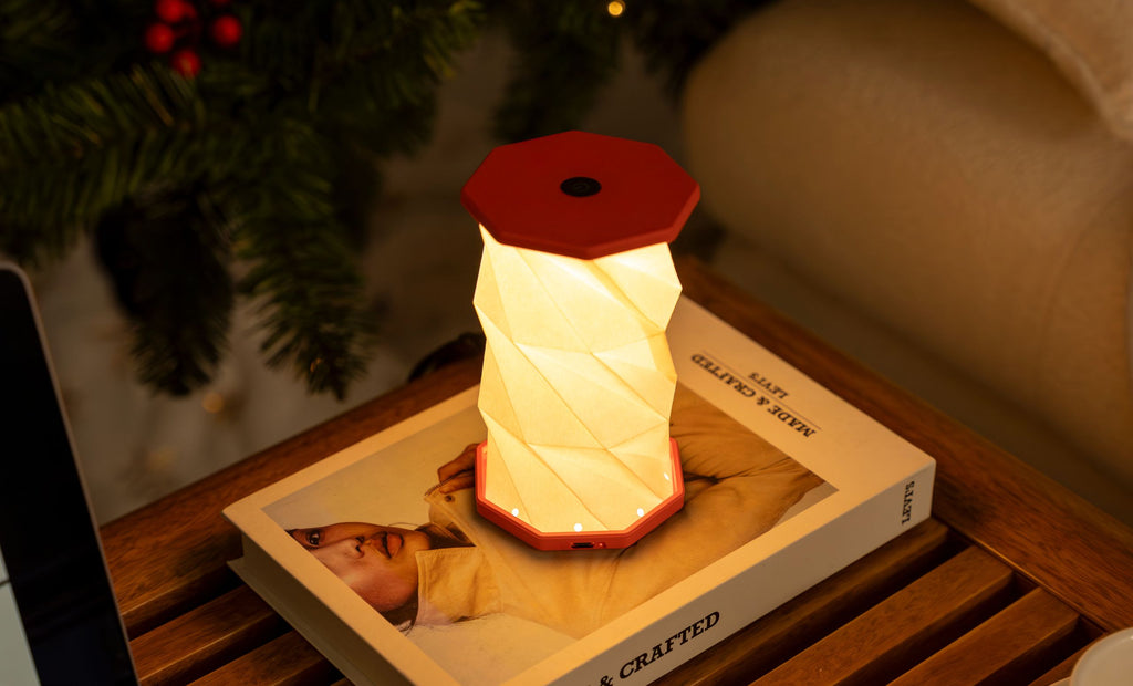 Mini Hexagon Twist Lampe – Elegantes LED-Design aus Massivholz