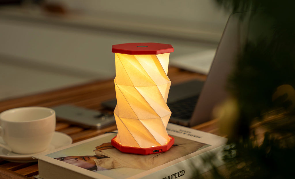 Mini Hexagon Twist Lampe – Elegantes LED-Design aus Massivholz