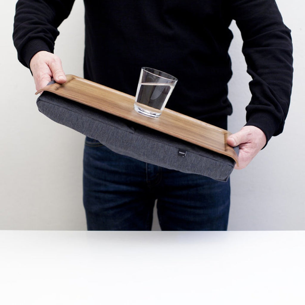 Laptray Mini – Rutschfestes Tablett aus Walnussholz mit Kissen (Salz/Pfeffer) – Klein