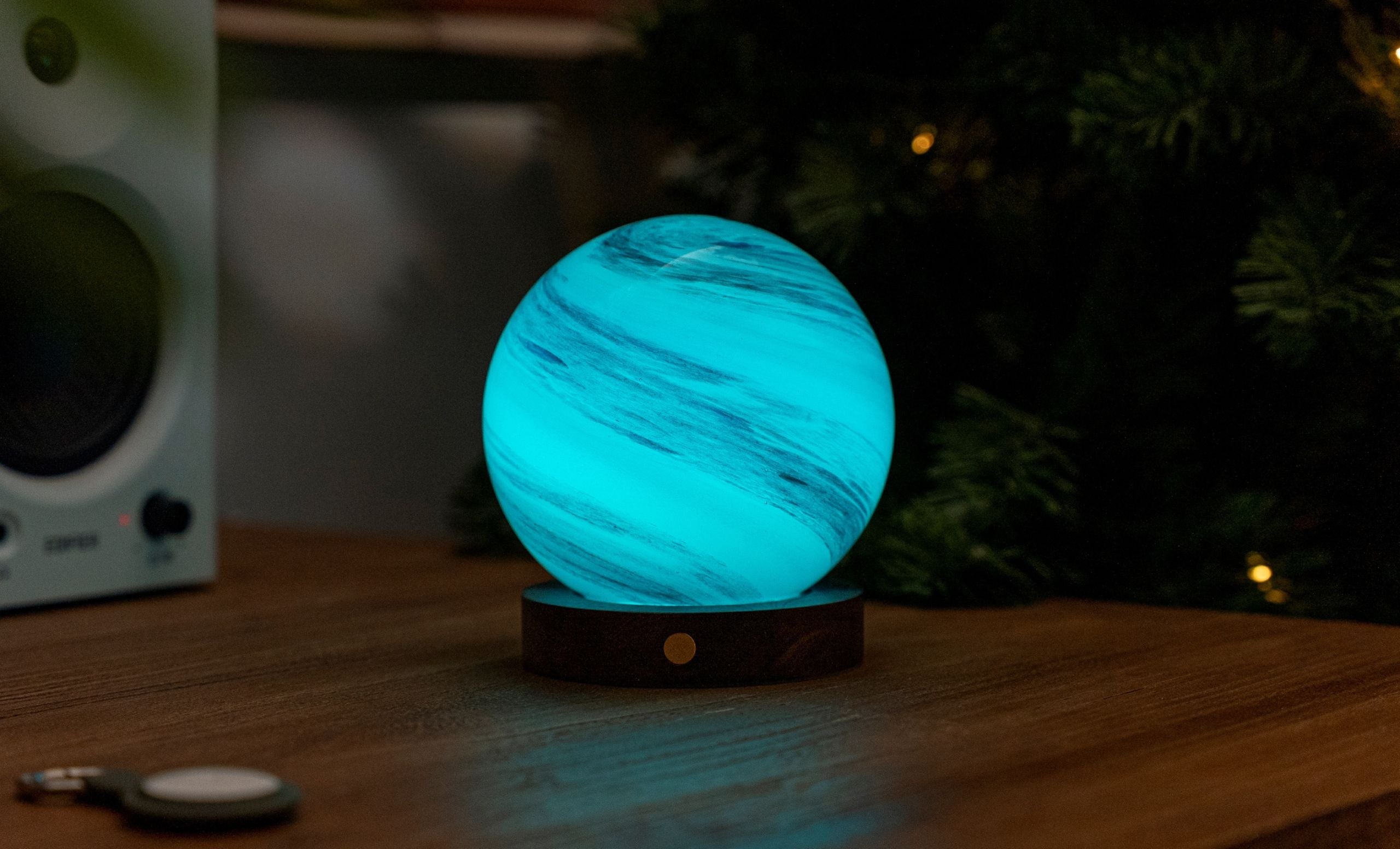 Gingko Design AstraGlass Light – LED bordlampe i håndmalet glas