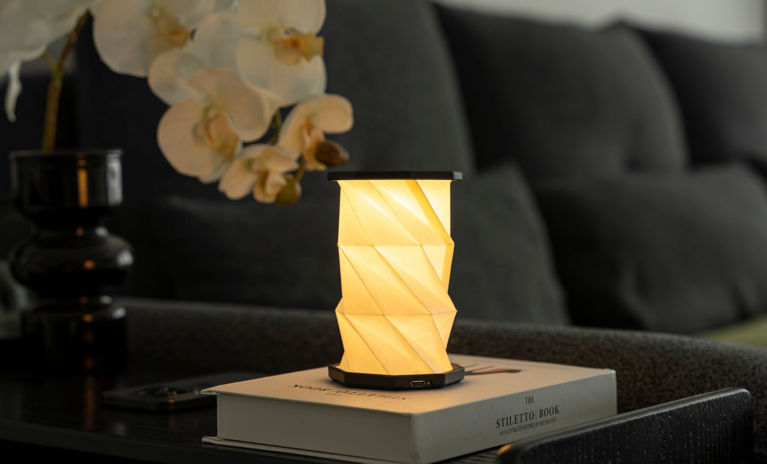Mini Hexagon Twist Lamp – Elegant LED Design in Solid Wood