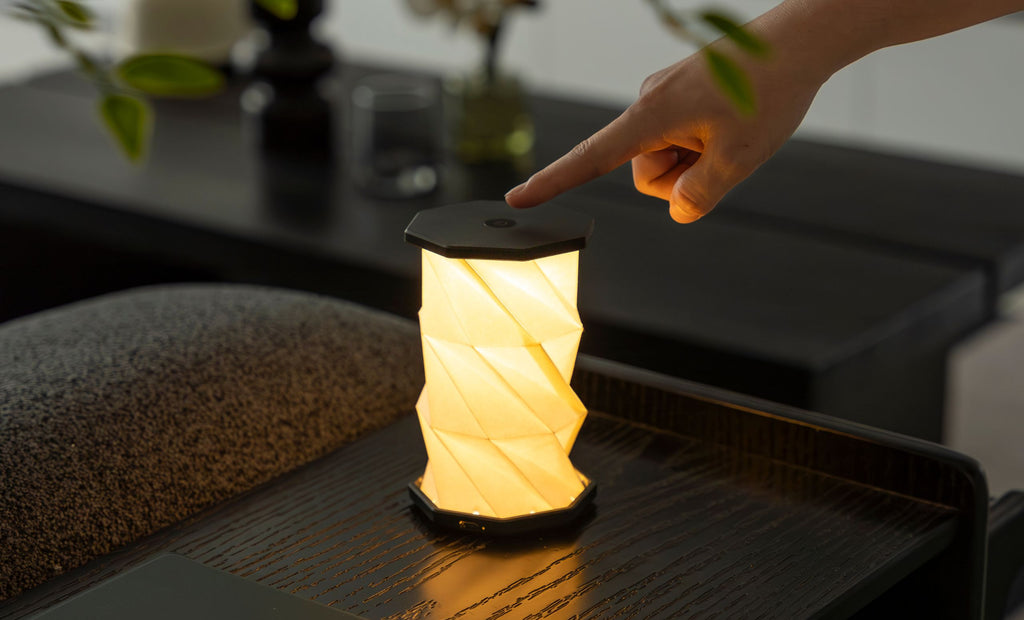 Mini Hexagon Twist Lampe – Elegantes LED-Design aus Massivholz