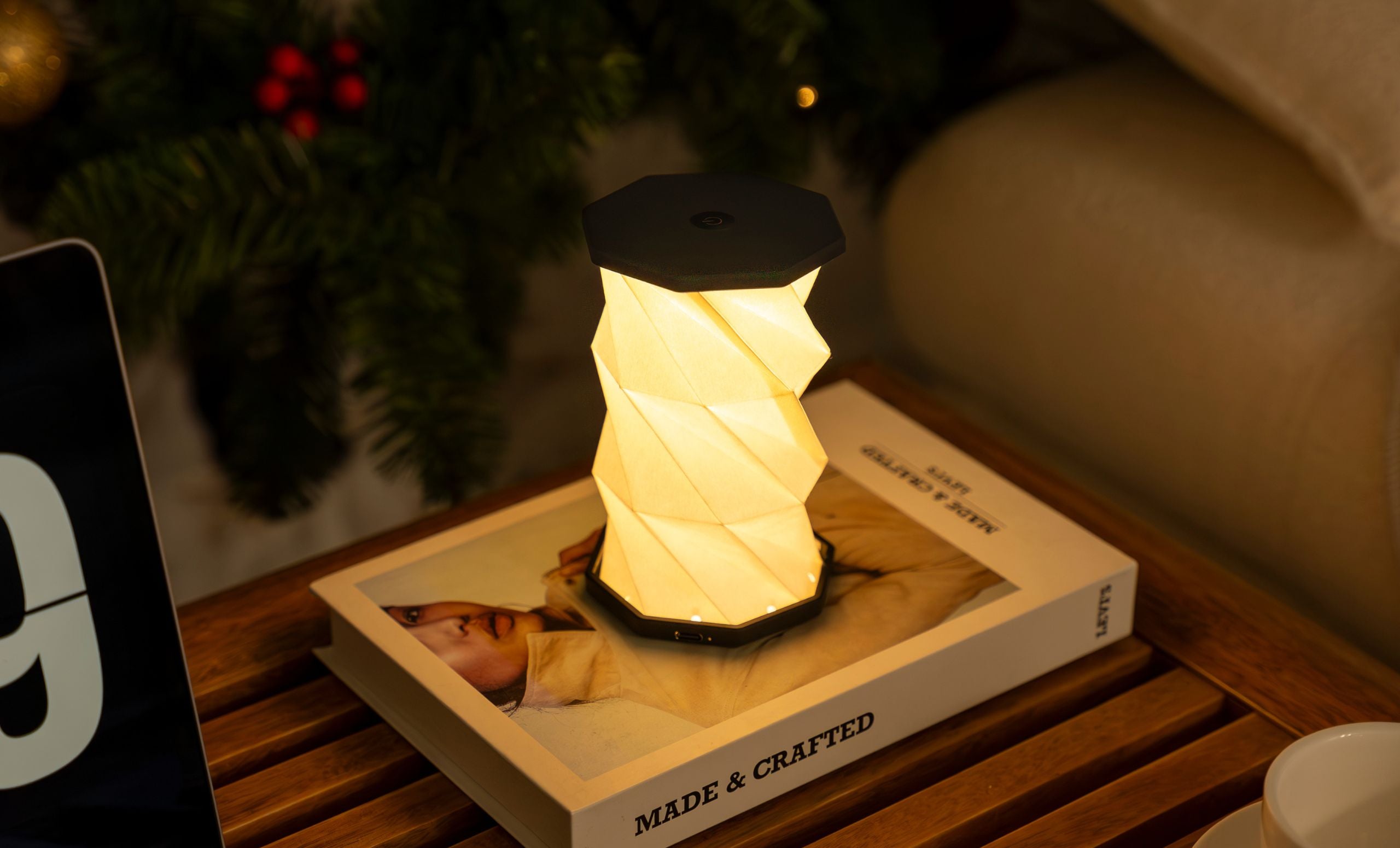 Mini Hexagon Twist Lampe – Elegantes LED-Design aus Massivholz