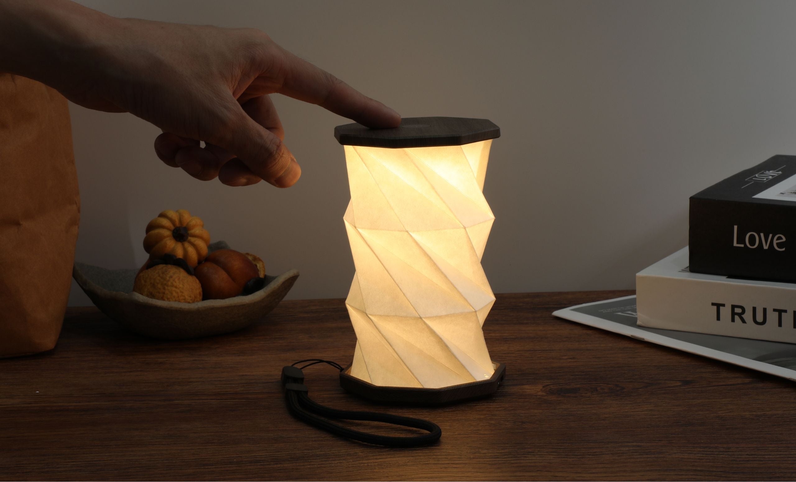 Mini Hexagon Twist Lampe – Elegantes LED-Design aus Massivholz