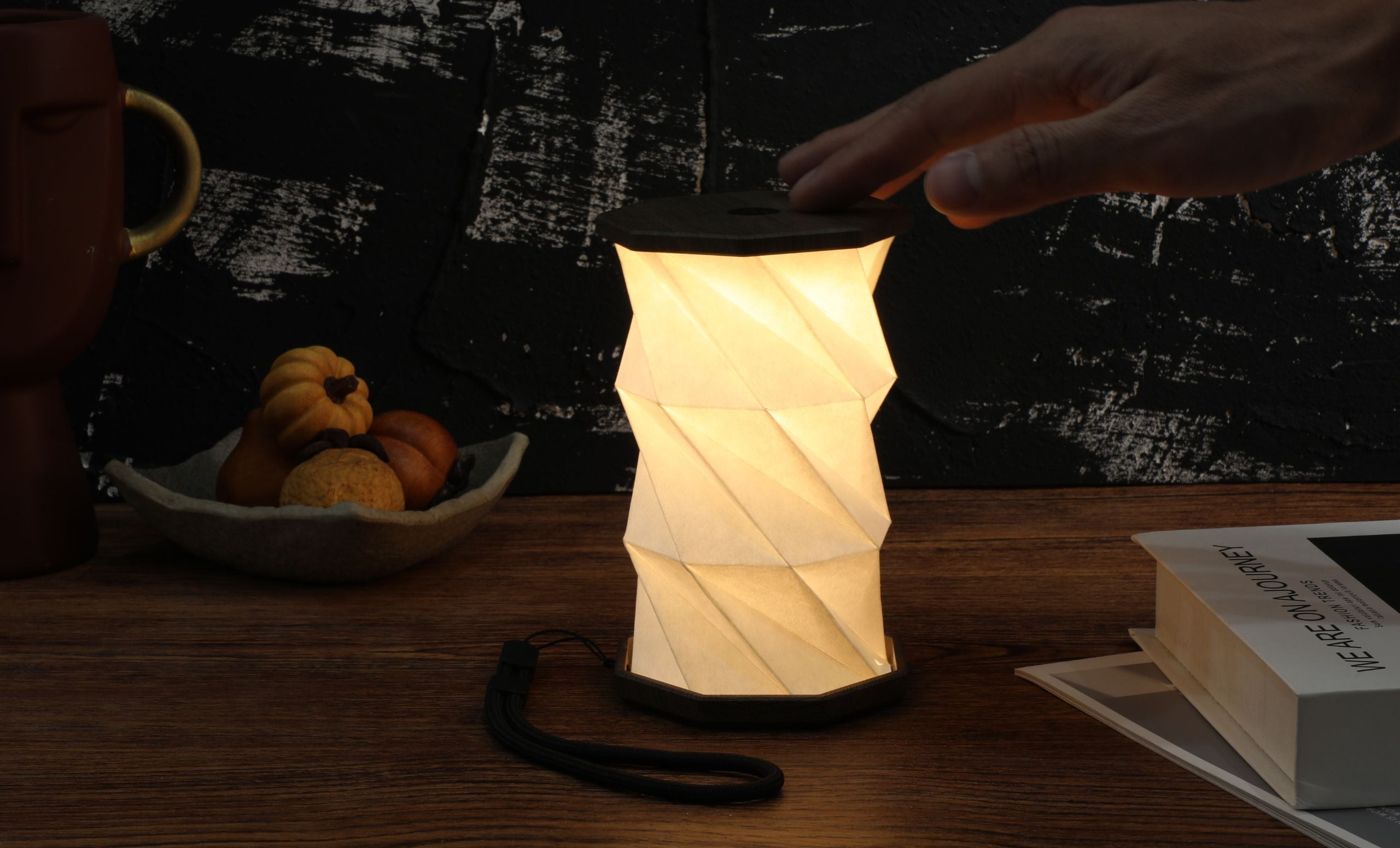Mini Hexagon Twist Lampe – Elegantes LED-Design aus Massivholz