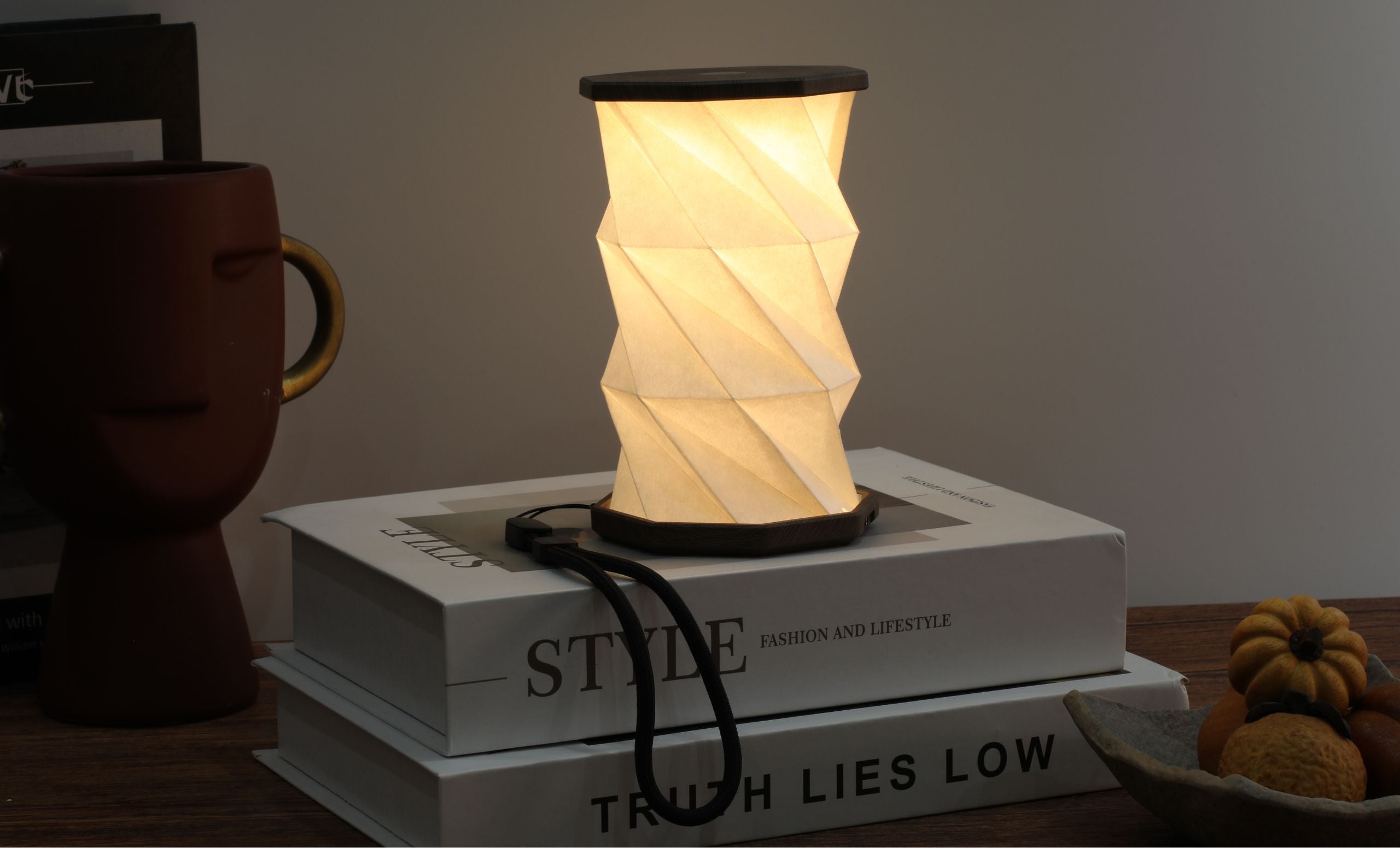 Mini Hexagon Twist Lampe – Elegantes LED-Design aus Massivholz