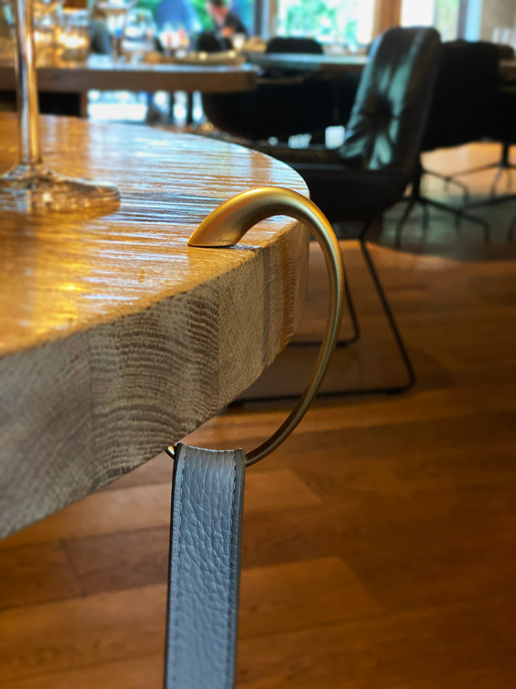 Taschenhaken - Elegant, funktionell und mit Lederetui