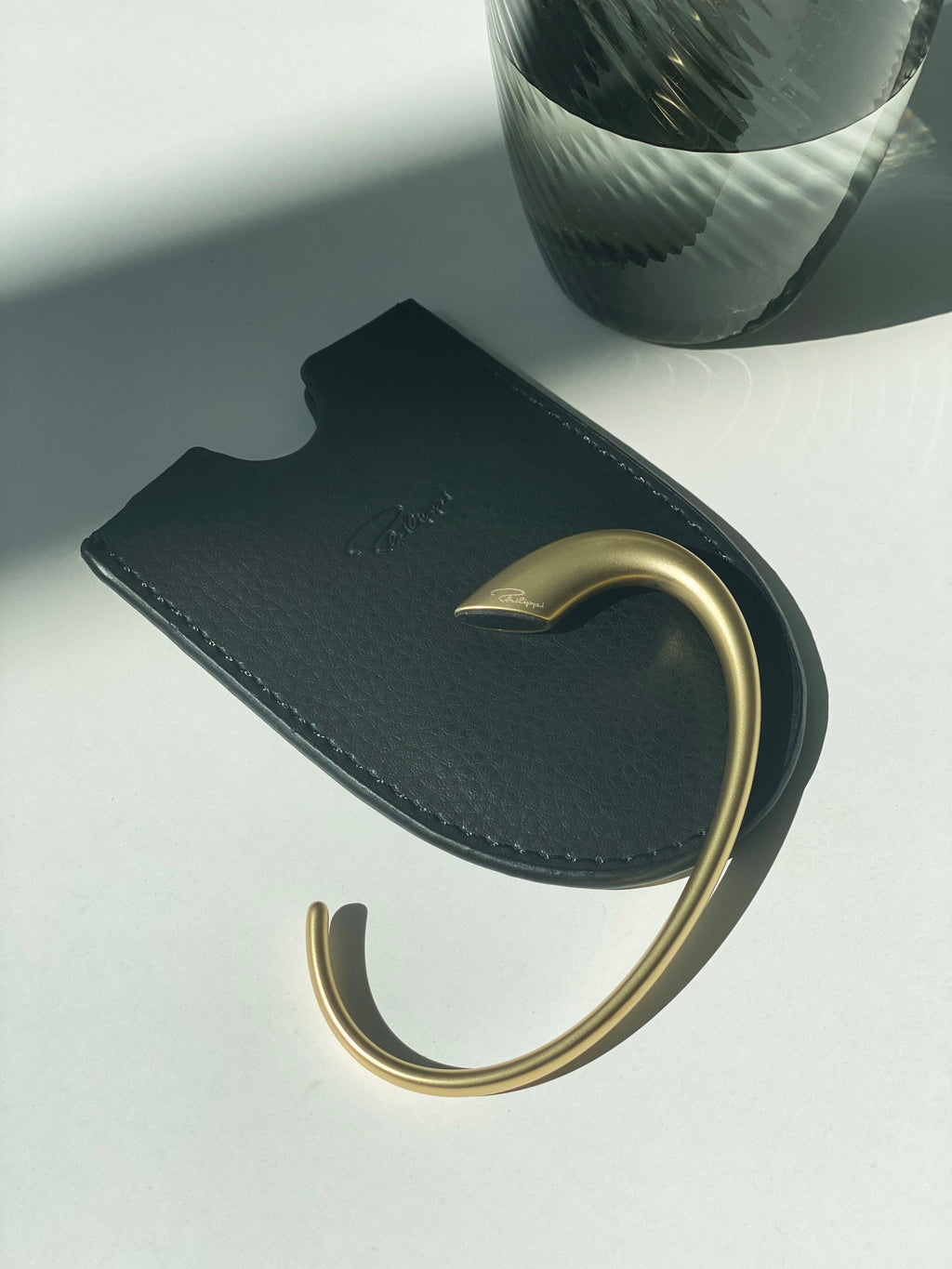 Taschenhaken - Elegant, funktionell und mit Lederetui