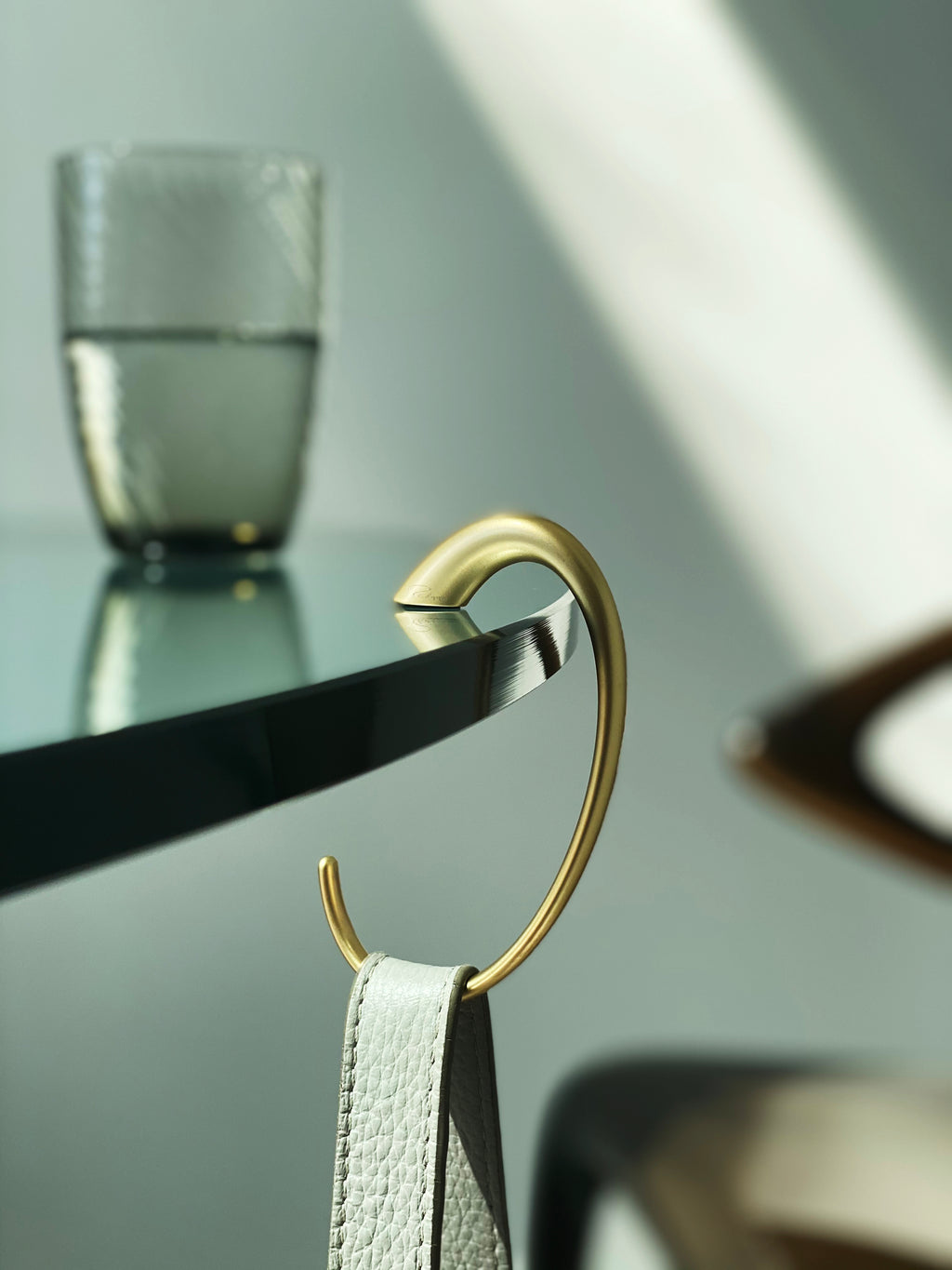 Taschenhaken - Elegant, funktionell und mit Lederetui
