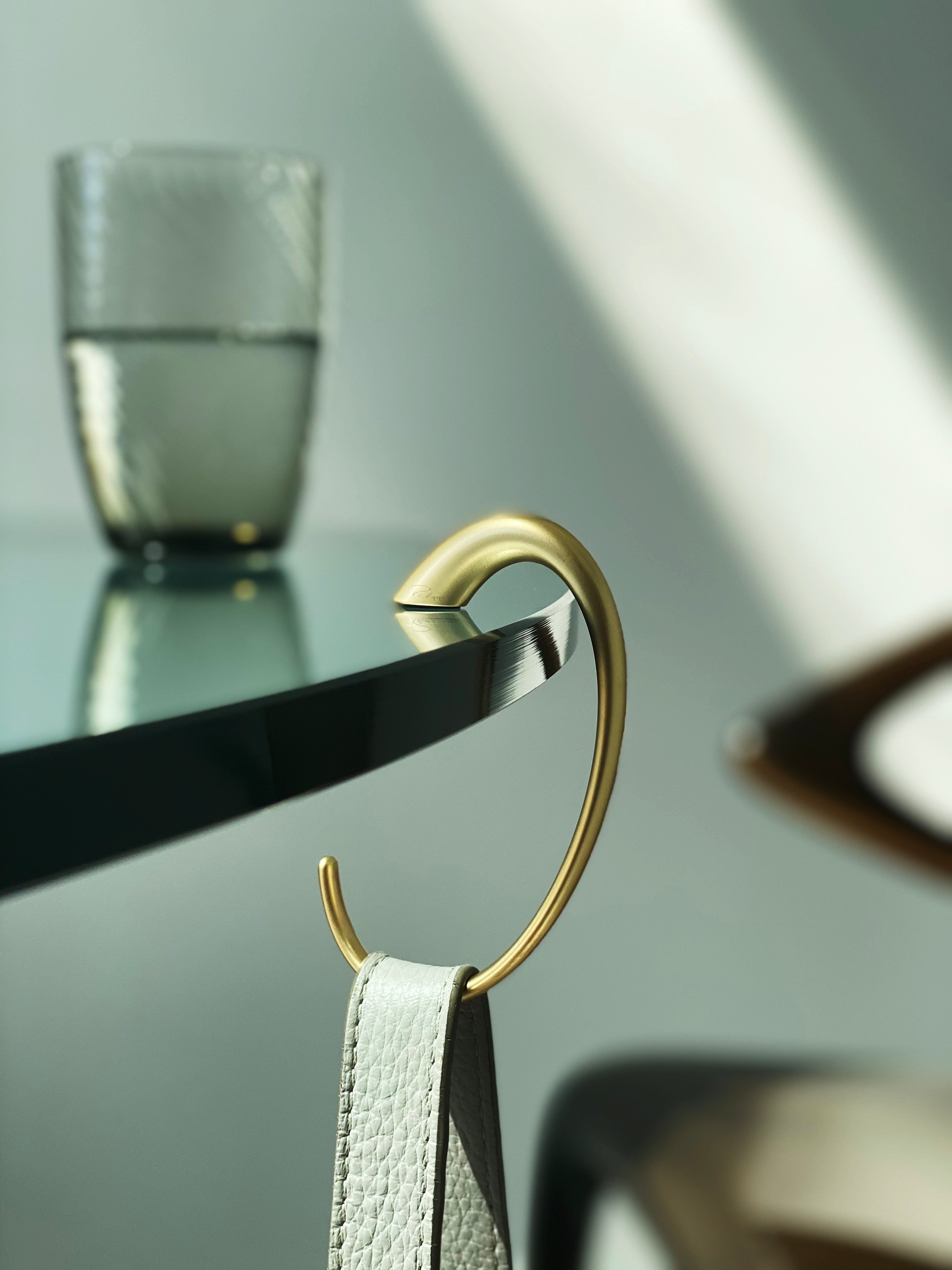 Taschenhaken - Elegant, funktionell und mit Lederetui