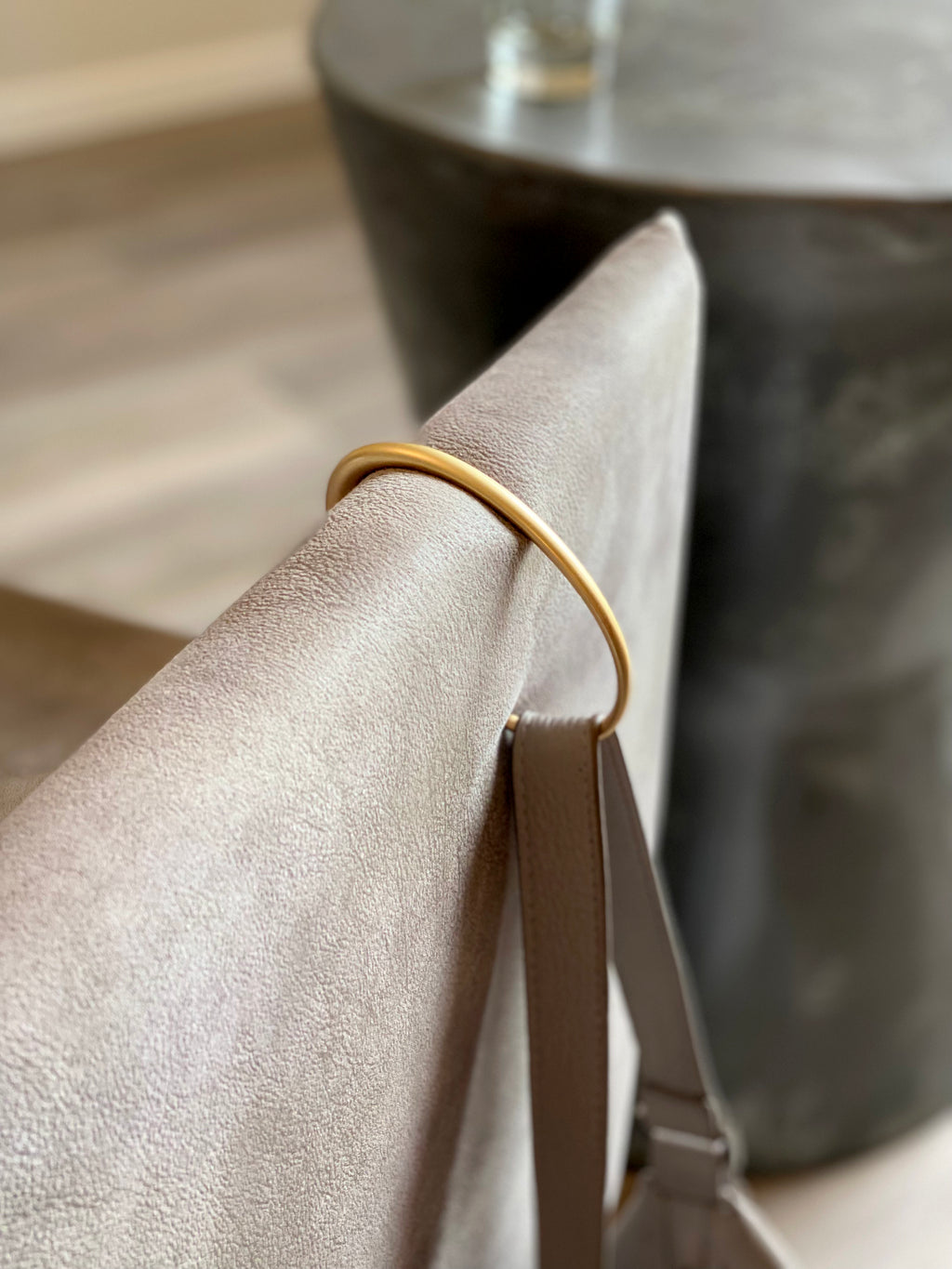 Taschenhaken - Elegant, funktionell und mit Lederetui