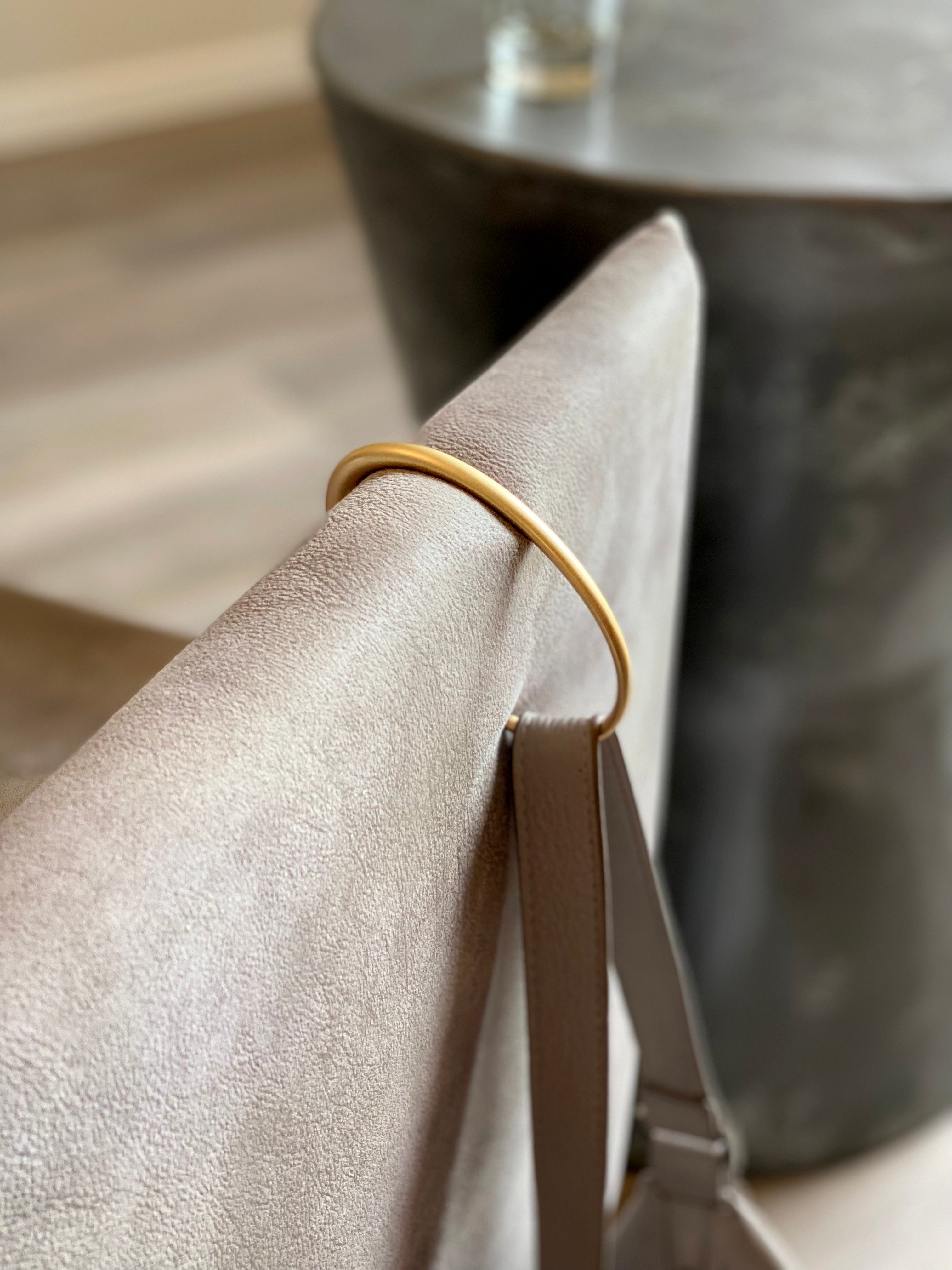 Taschenhaken - Elegant, funktionell und mit Lederetui