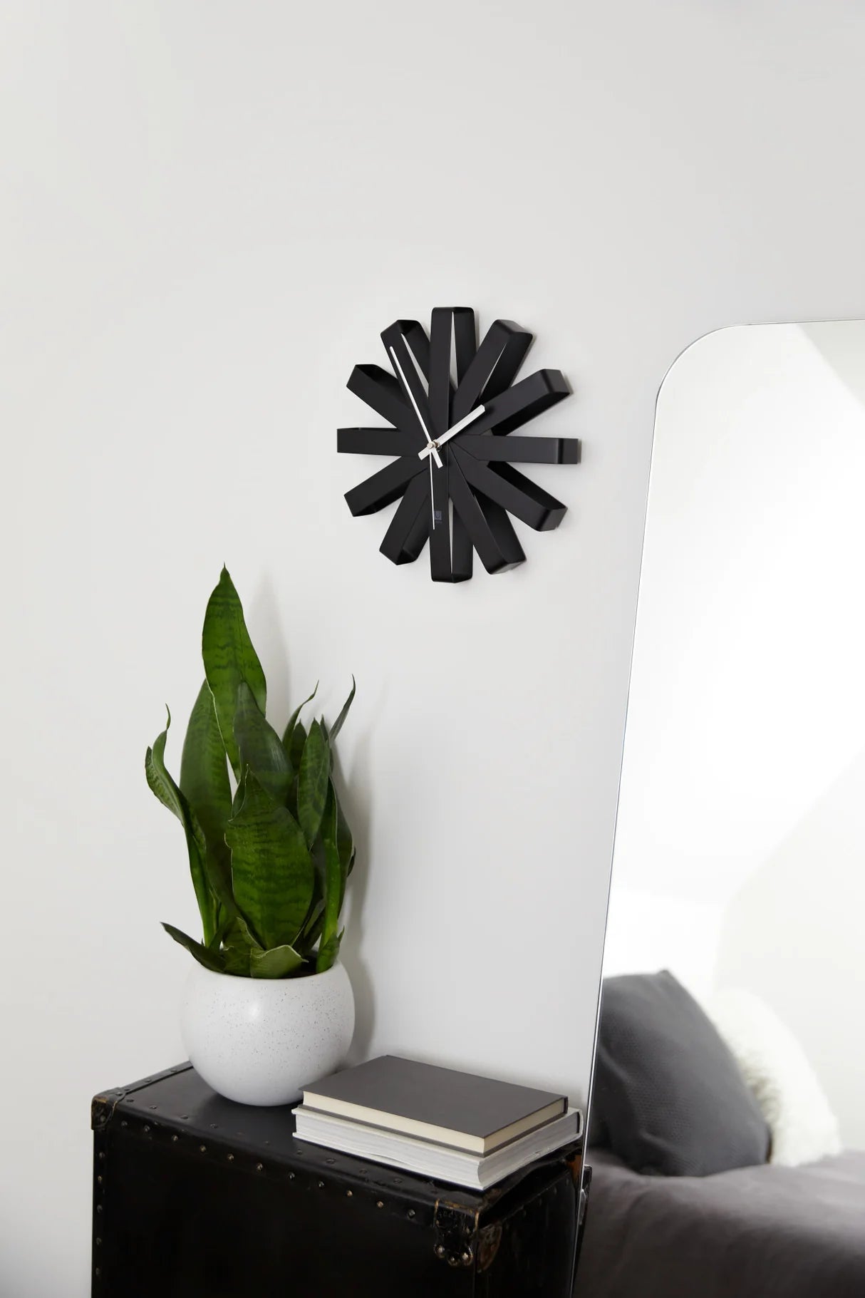 Umbra Ribbon Wanduhr – Modernes Design mit einem Twist