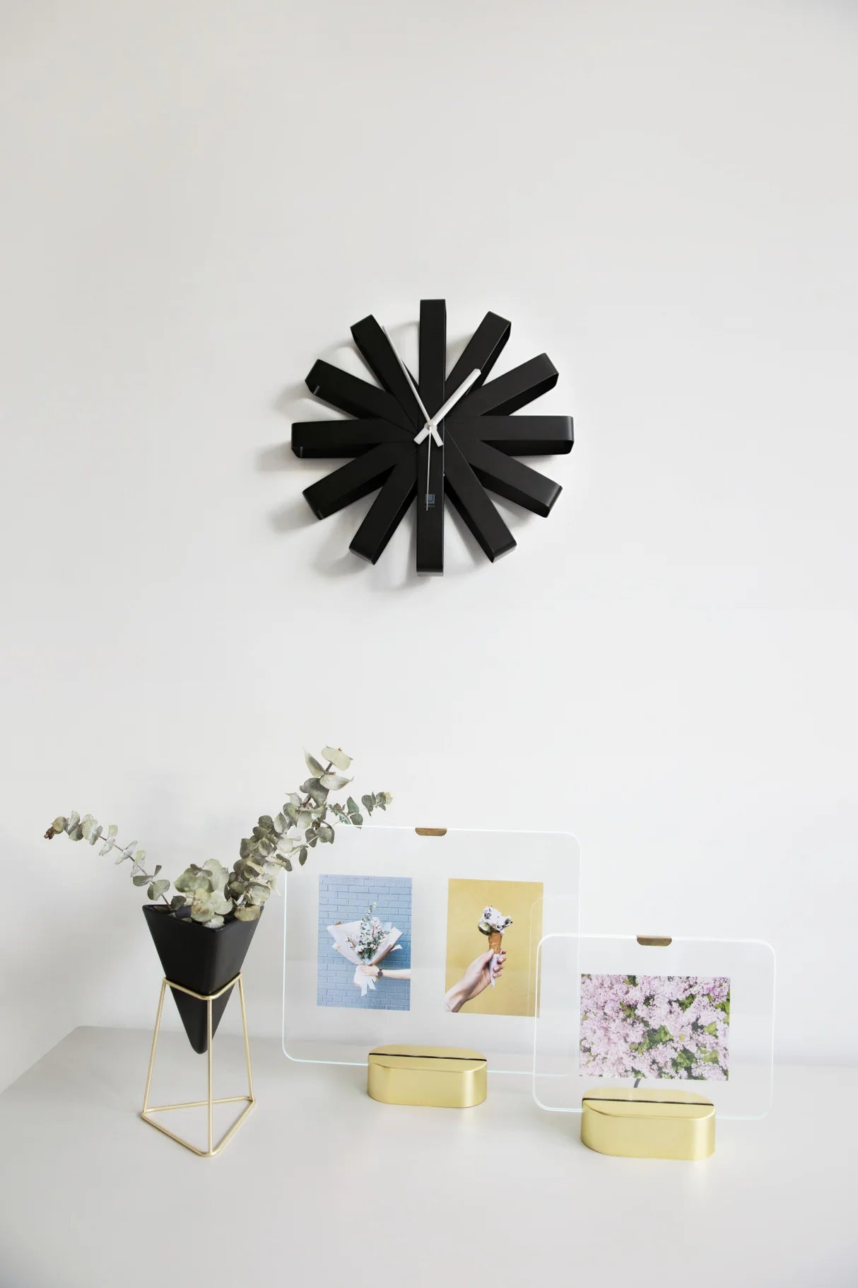 Umbra Ribbon Wanduhr – Modernes Design mit einem Twist