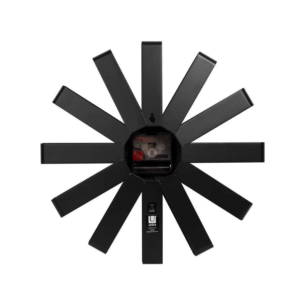 Umbra Ribbon Wanduhr – Modernes Design mit einem Twist
