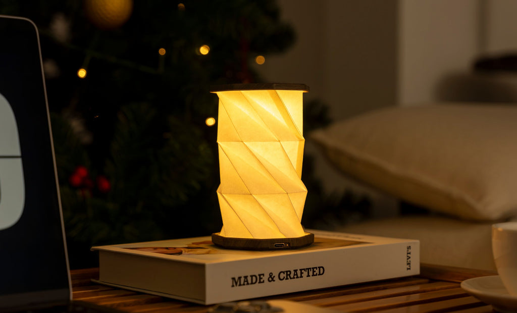 Mini Hexagon Twist Lampe – Elegantes LED-Design aus Massivholz