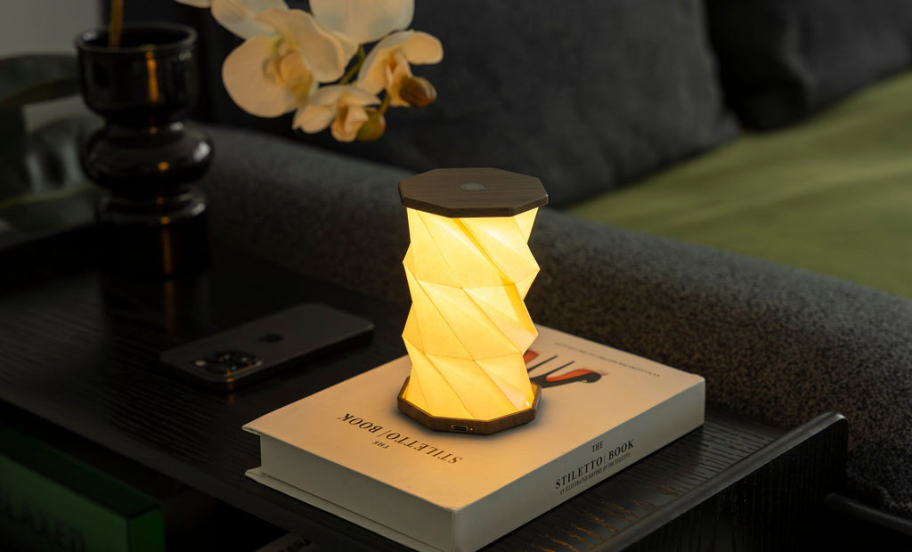 Mini Hexagon Twist Lampe – Elegantes LED-Design aus Massivholz