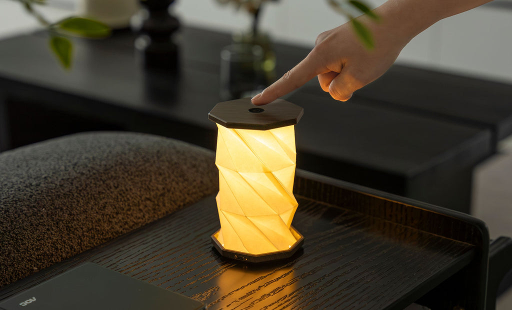Mini Hexagon Twist Lampe – Elegantes LED-Design aus Massivholz
