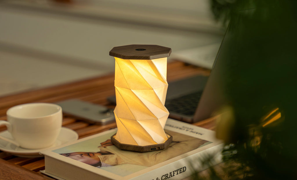 Mini Hexagon Twist Lampe – Elegantes LED-Design aus Massivholz