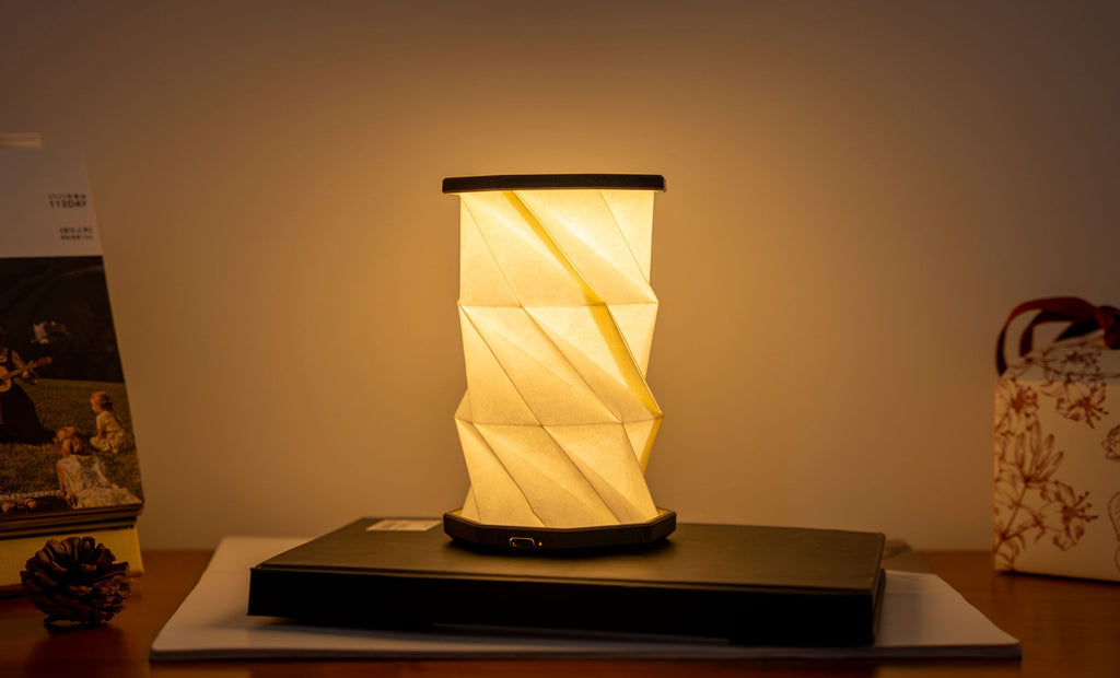 Mini Hexagon Twist Lampe – Elegantes LED-Design aus Massivholz